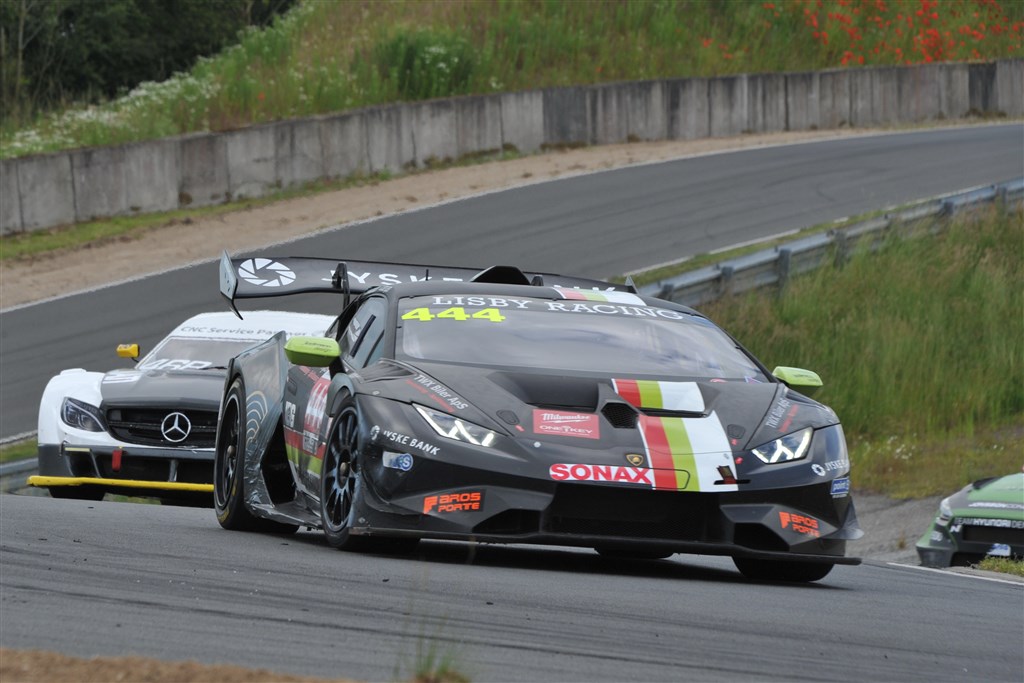 Efter at have vundet lørdagens løb kom Lisby Racing godt fra start i søndagen løb, men Torben Ingerslev endte med at plante bilen i
(Foto: Morten Alstrup)